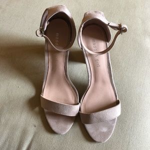 🏔 Nude ankle strap block heel